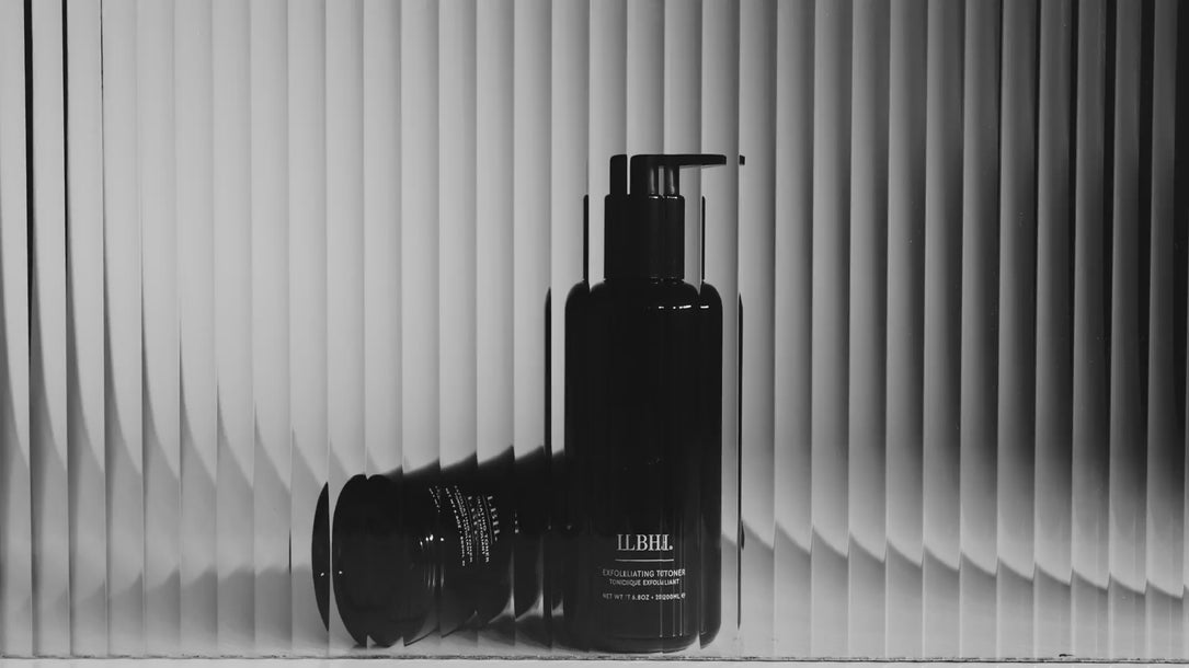 Video of toner bottle displayed by slightly moving ribbed glass